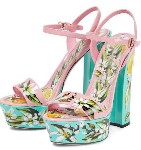 Botas geniales con patrón botánico y sandalias romanas elevadas