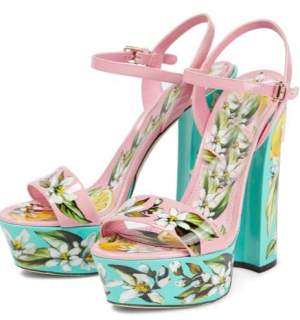 Botas geniales con patrón botánico y sandalias romanas elevadas