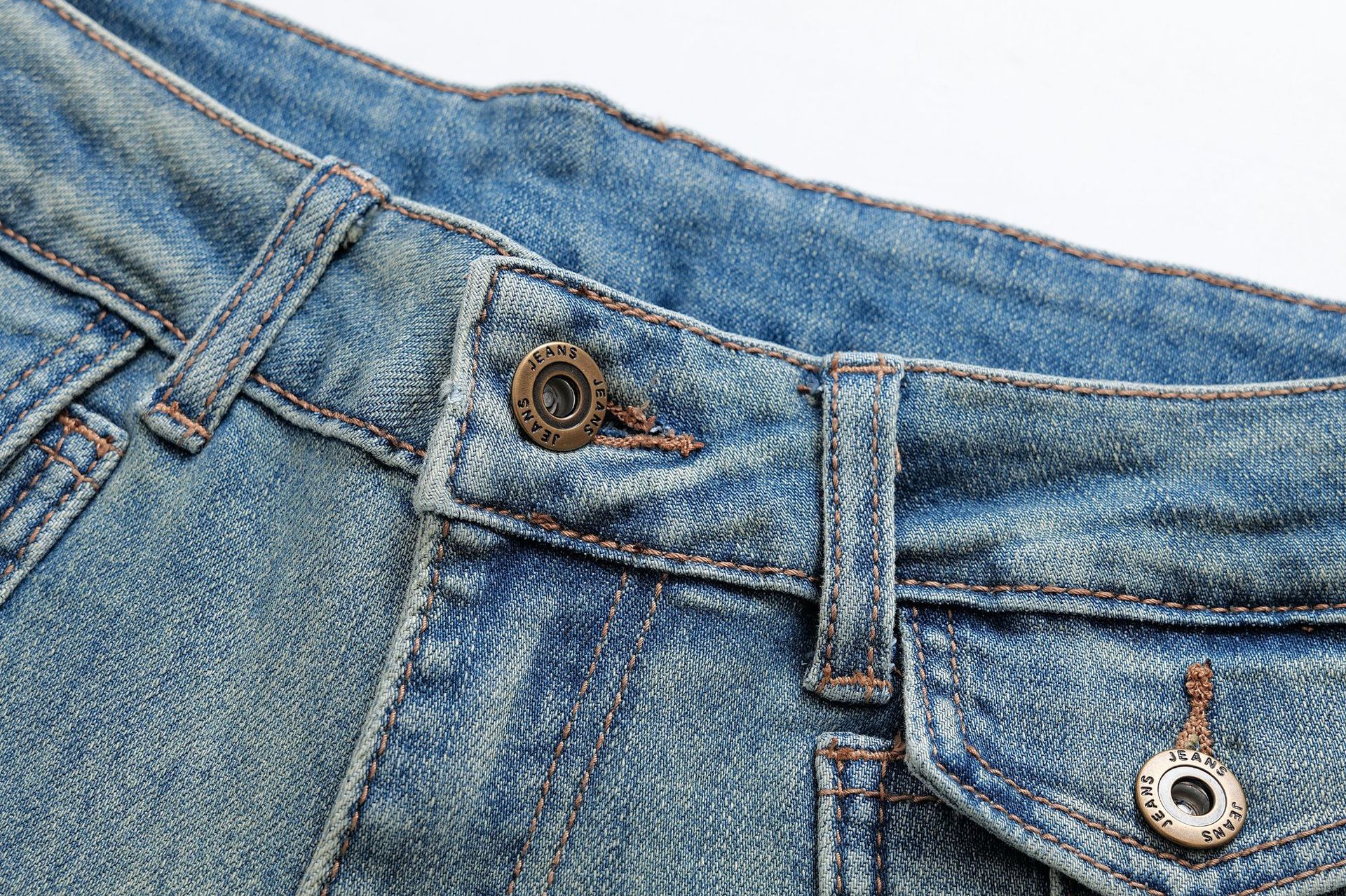 Jeans pitillo acampanados ajustados a la cadera