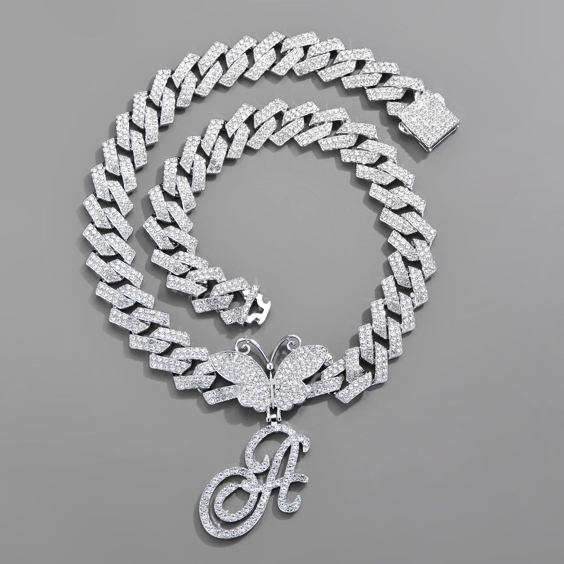 Collar de inicial alada con strass voluminoso