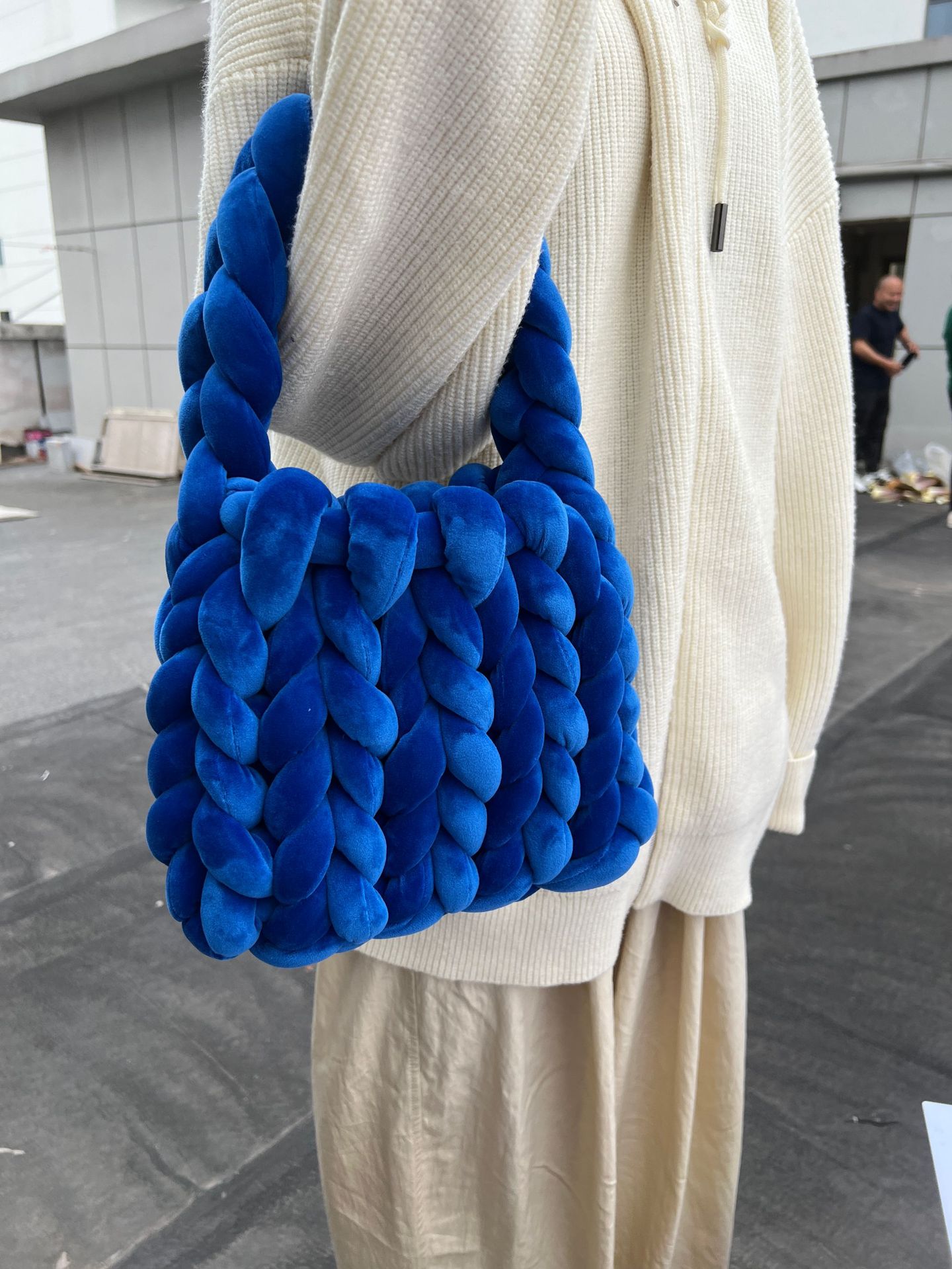 Bolso bandolera rectangular de terciopelo artesanal