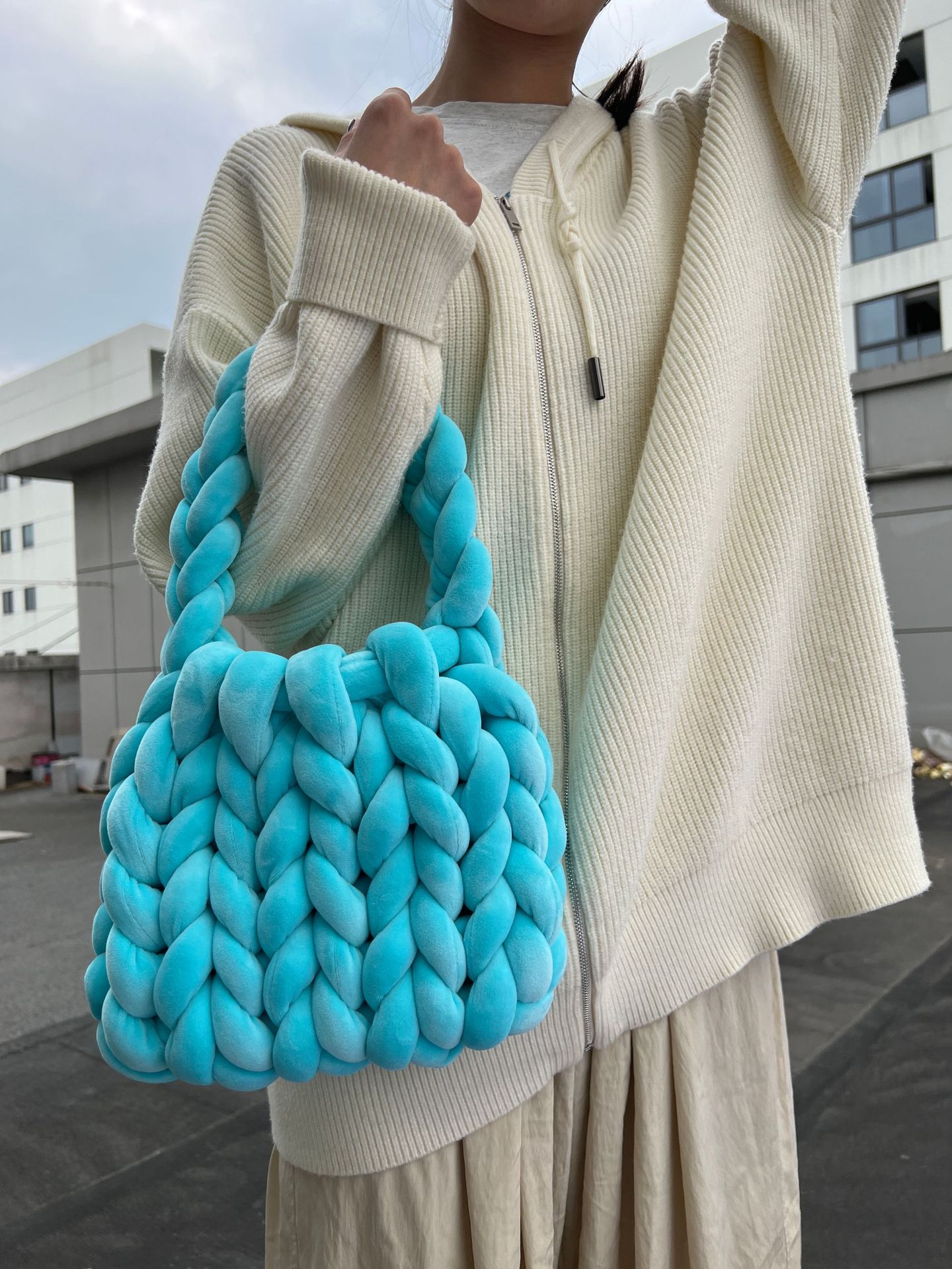 Bolso bandolera rectangular de terciopelo artesanal