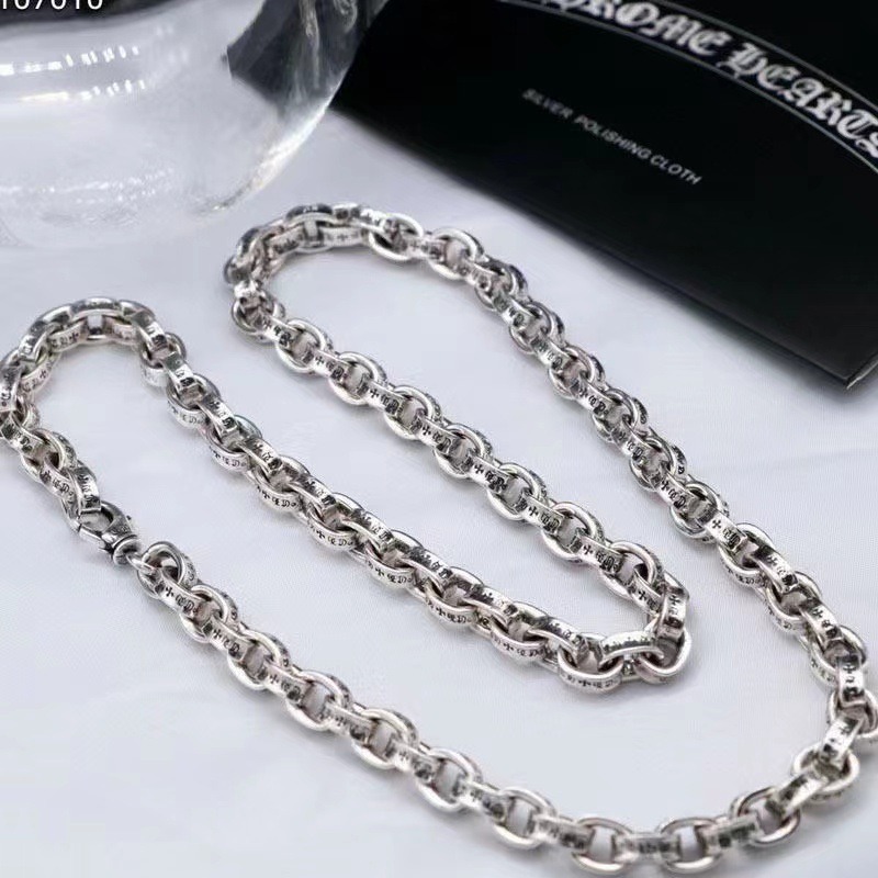 Collar de crucifijo de cobre