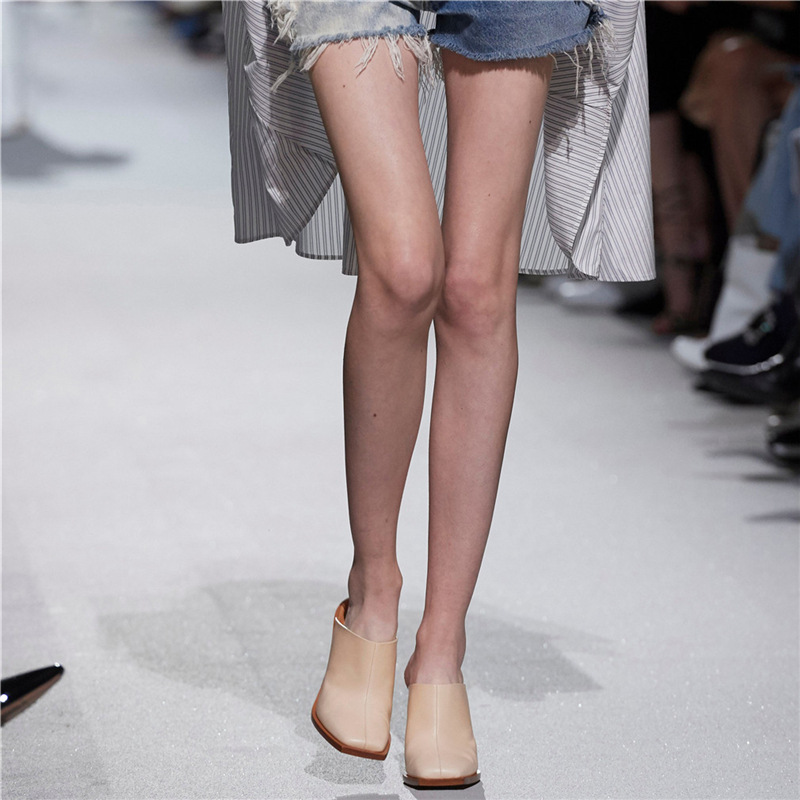 Mules de mujer de pasarela generosas, de forma cuadrada y esculpidas