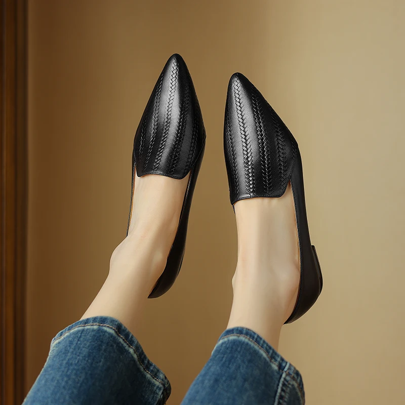 Zapatos de tacón kitten de piel de cordero premium con punta almendra