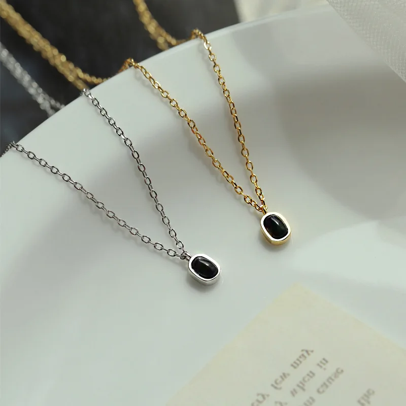 Collar minimalista delicado de piedra oscura