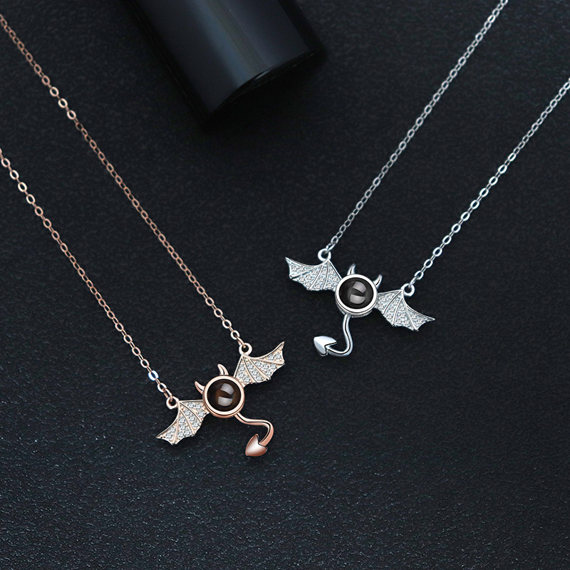 Collar de Plata Multilingüe Romántico