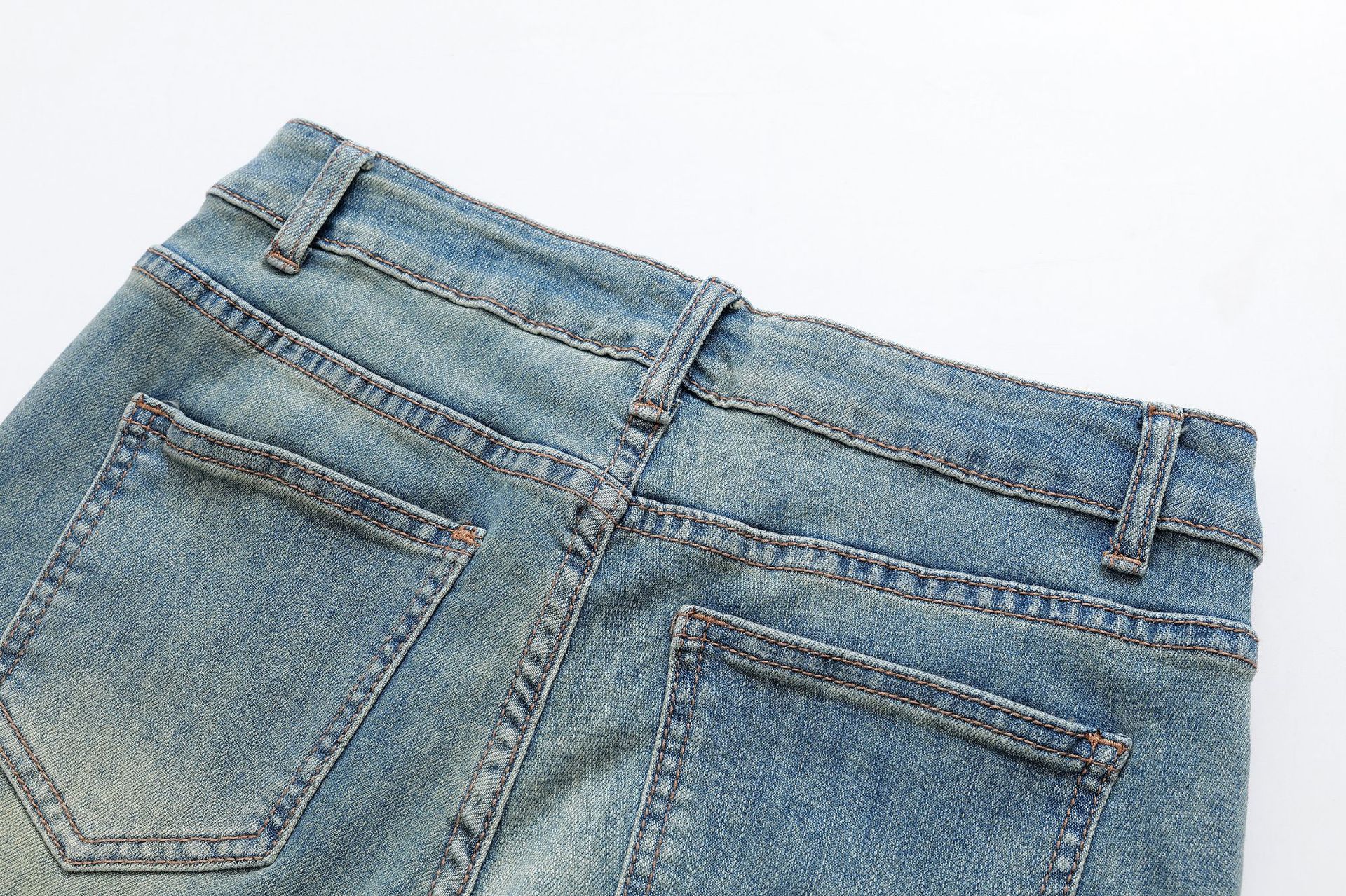 Jeans pitillo acampanados ajustados a la cadera