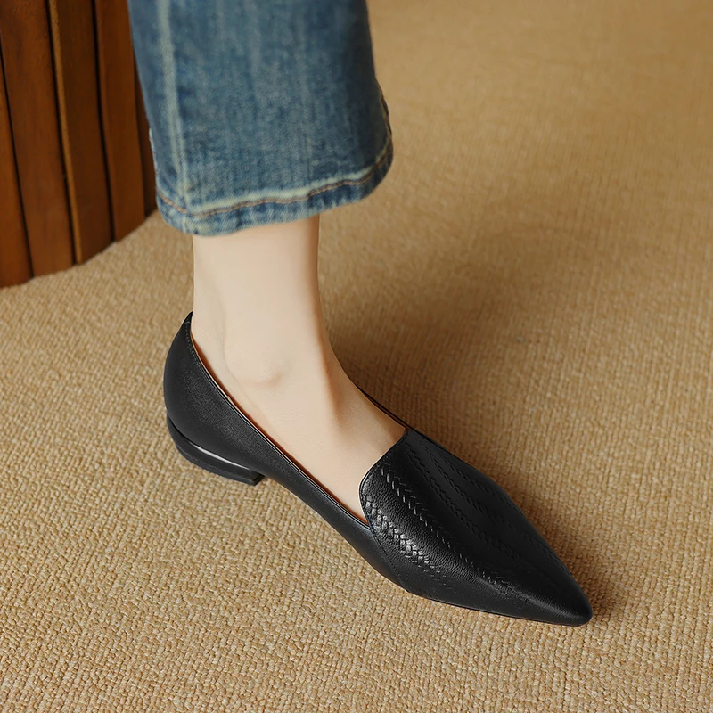 Zapatos de tacón kitten de piel de cordero premium con punta almendra