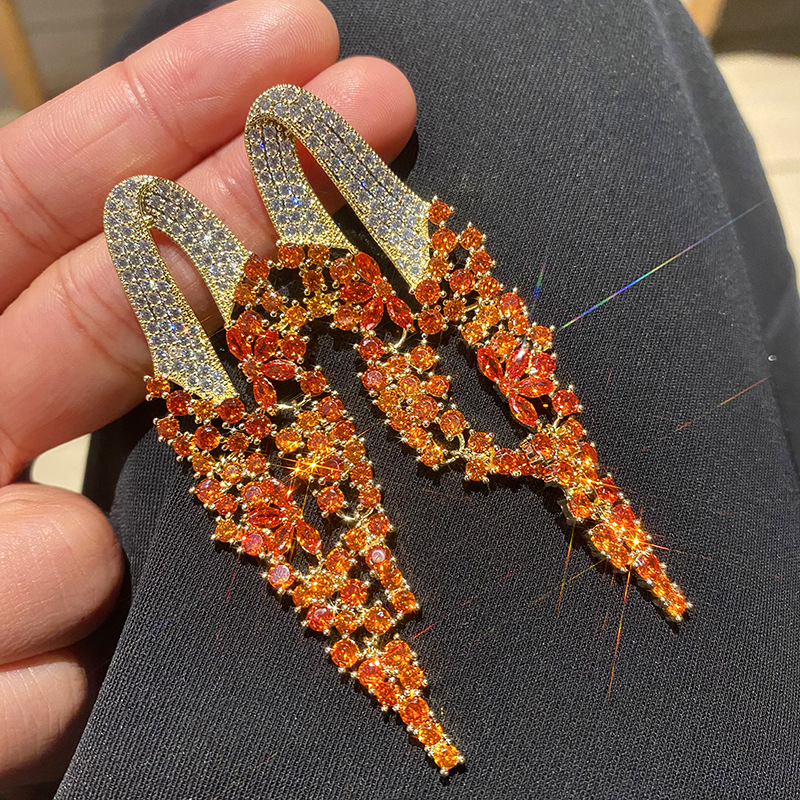 Aretes colgantes de flecos de circonita bañados en oro