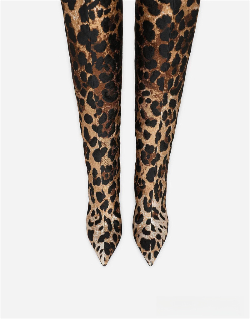 Botas de mujer altas de tacón aguja de punta afinada con estampado de felino