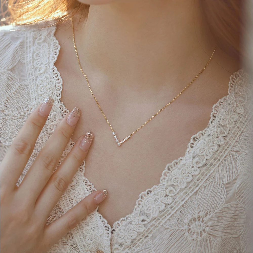 Refinado collar con colgante de gema de corte en V