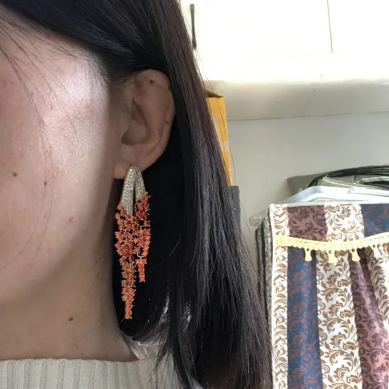 Aretes colgantes de flecos de circonita bañados en oro