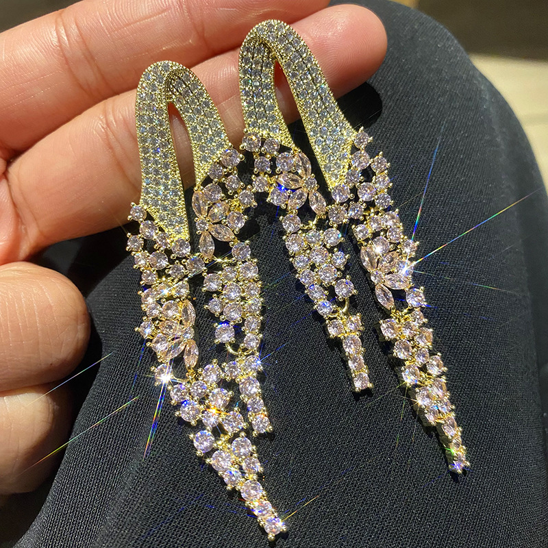 Aretes colgantes de flecos de circonita bañados en oro