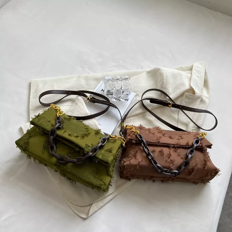 Cartera con eslabones baguette