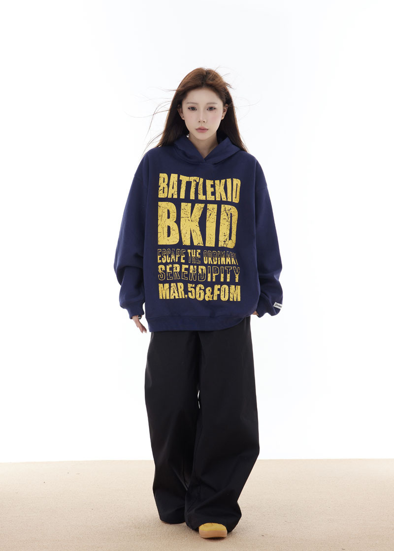 Sudadera con capucha de manga larga con tipografía urbana