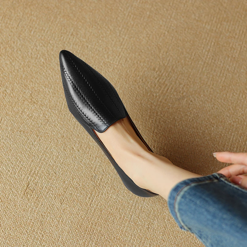 Zapatos de tacón kitten de piel de cordero premium con punta almendra