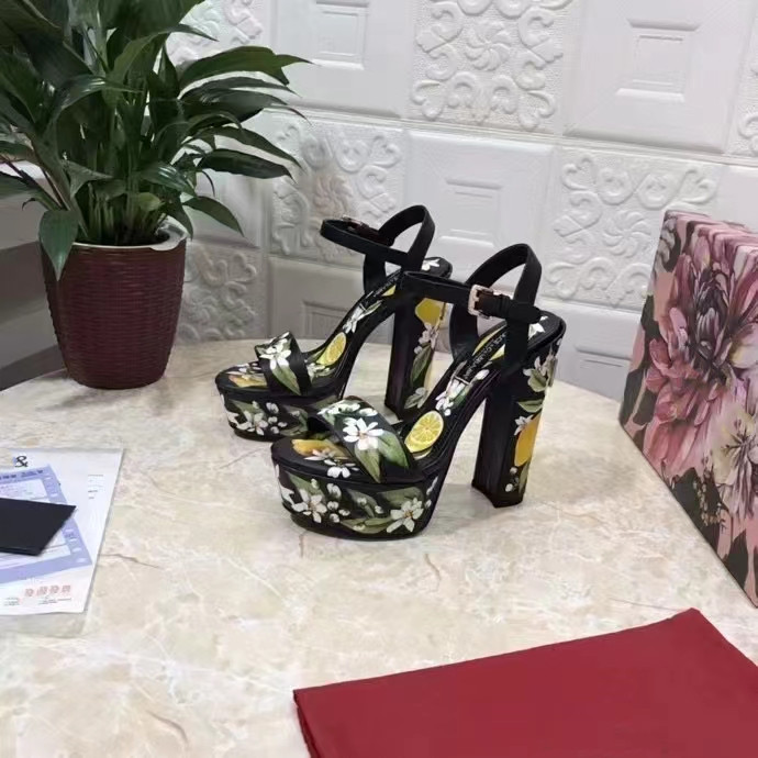Botas geniales con patrón botánico y sandalias romanas elevadas