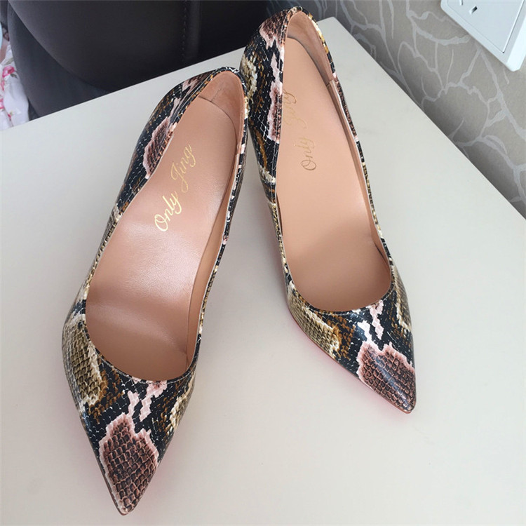 Glamorosos stilettos de punta cónica en cobalto
