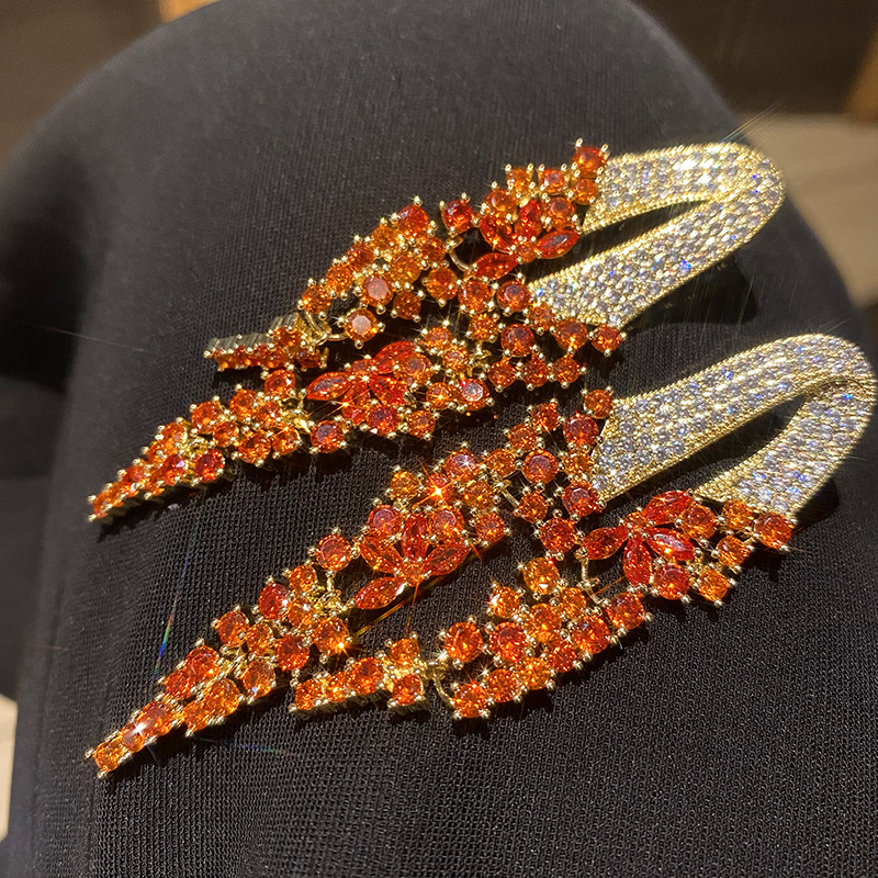 Aretes colgantes de flecos de circonita bañados en oro