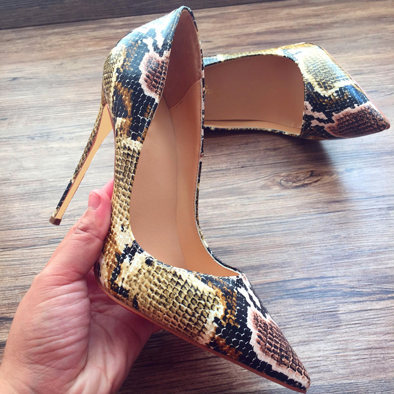Glamorosos stilettos de punta cónica en cobalto