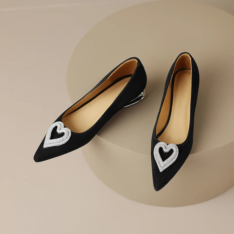 Zapato de tacón kitten liso con una sola tachuela en color almendra