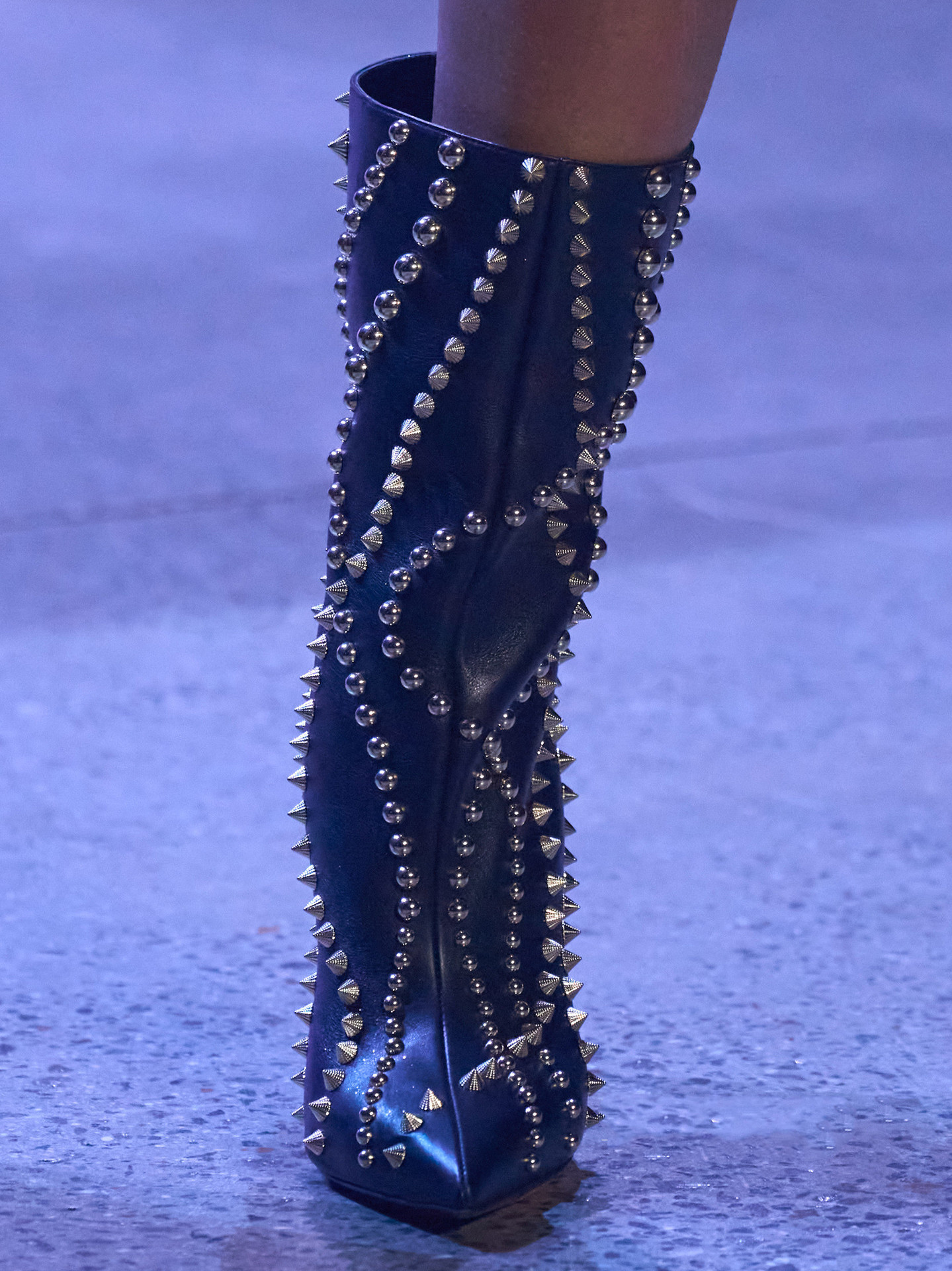 Botines de tacón de aguja con tachas y punta cónica