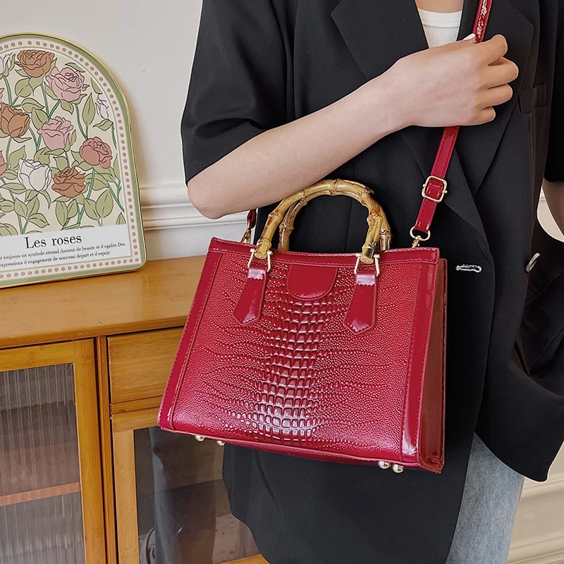 Bolso carryall de mujer de poliuretano con estampado de cocodrilo