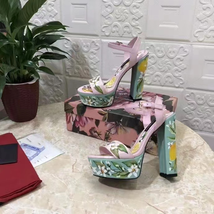 Botas geniales con patrón botánico y sandalias romanas elevadas