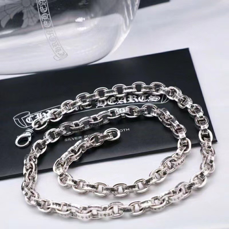 Collar de crucifijo de cobre