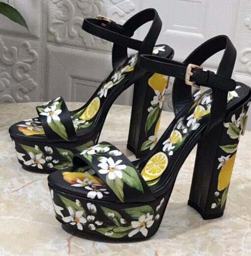 Botas geniales con patrón botánico y sandalias romanas elevadas