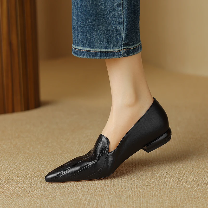 Zapatos de tacón kitten de piel de cordero premium con punta almendra