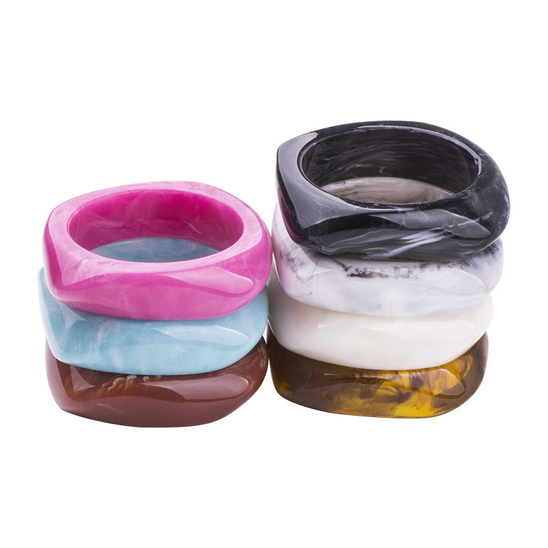 Pulsera para mujer retro multicolor de plástico gruesa con colgantes