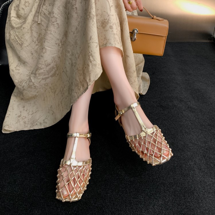 Sandalia de tacón bajo con doble tira y recorte