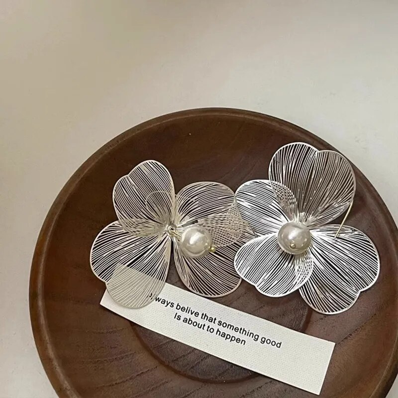 Aretes de cuentas florales de plata