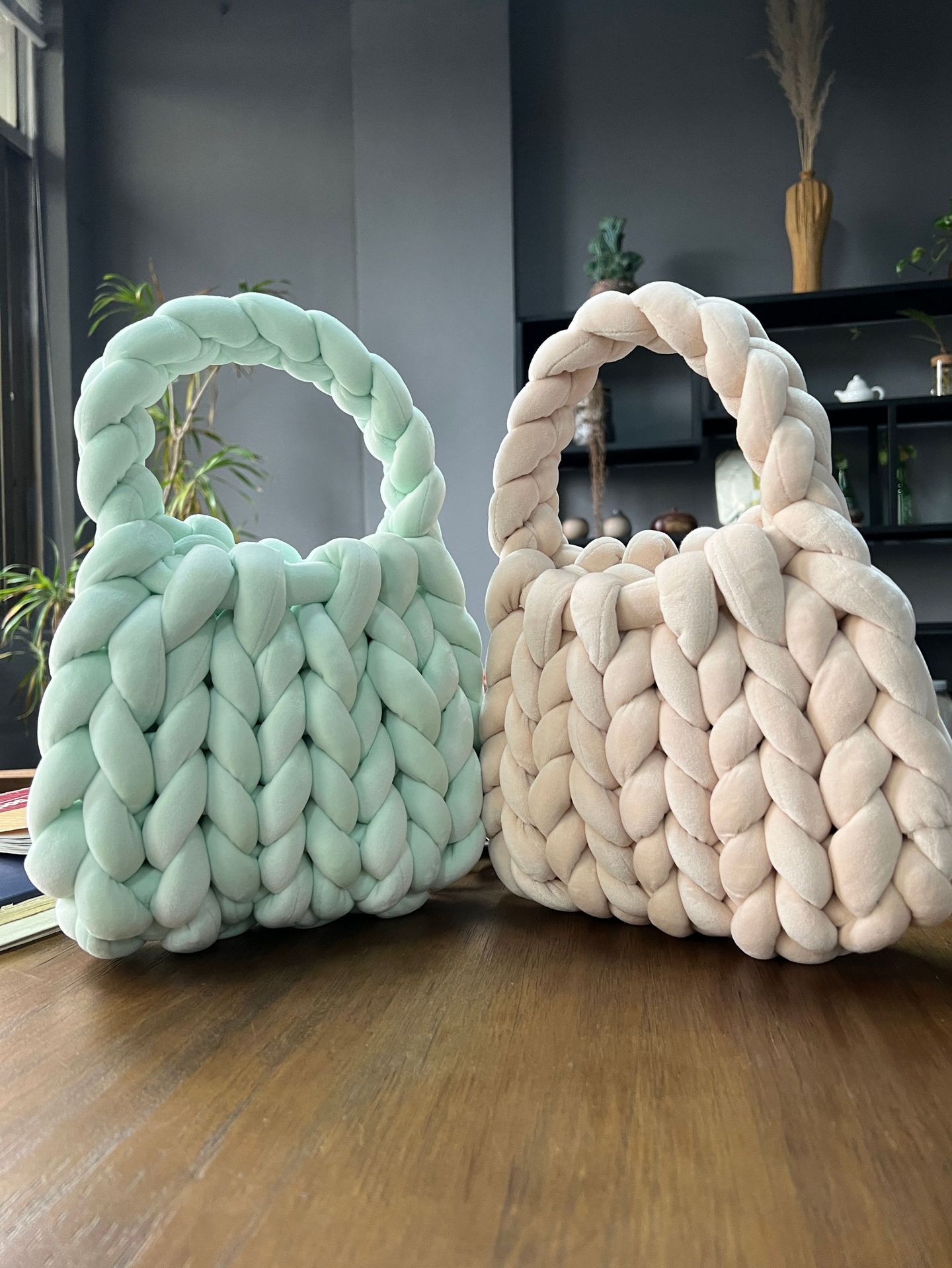 Bolso bandolera rectangular de terciopelo artesanal