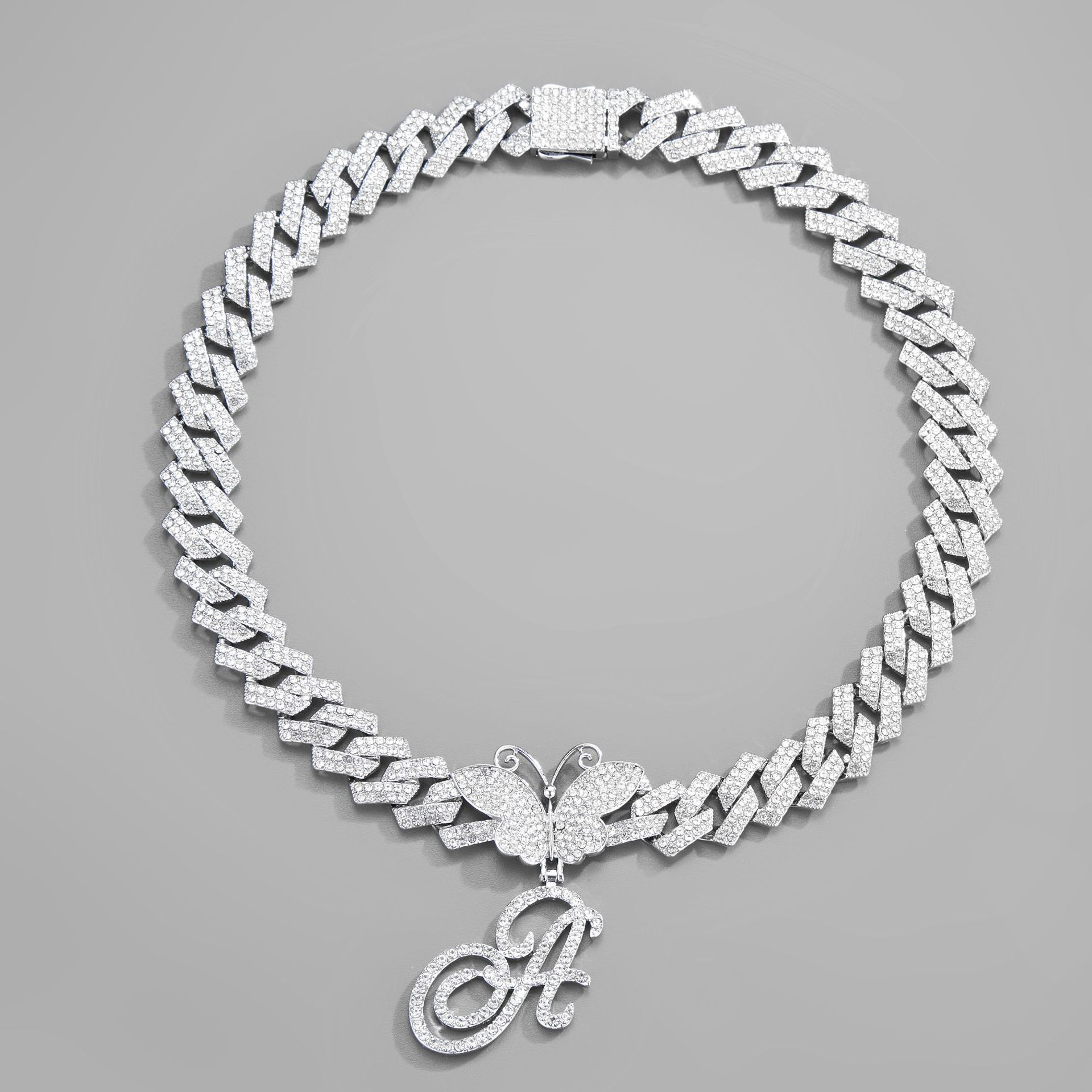 Collar de inicial alada con strass voluminoso