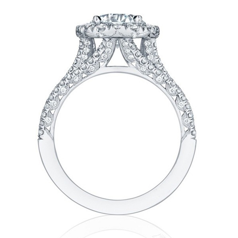 Anillo metálico incrustado de circonio cúbico