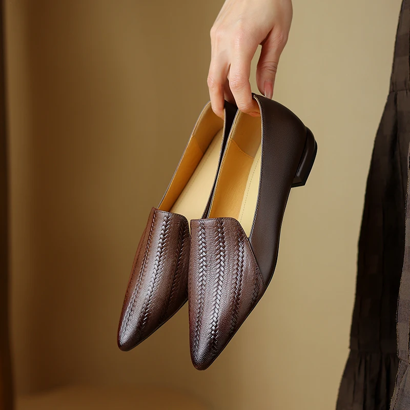 Zapatos de tacón kitten de piel de cordero premium con punta almendra