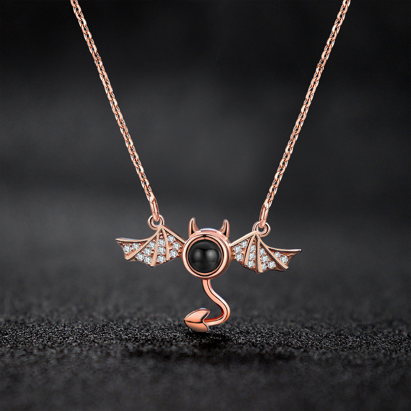 Collar de Plata Multilingüe Romántico