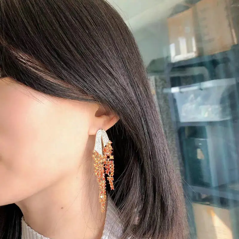 Aretes colgantes de flecos de circonita bañados en oro