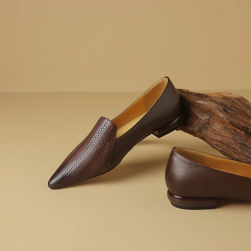 Zapatos de tacón kitten de piel de cordero premium con punta almendra