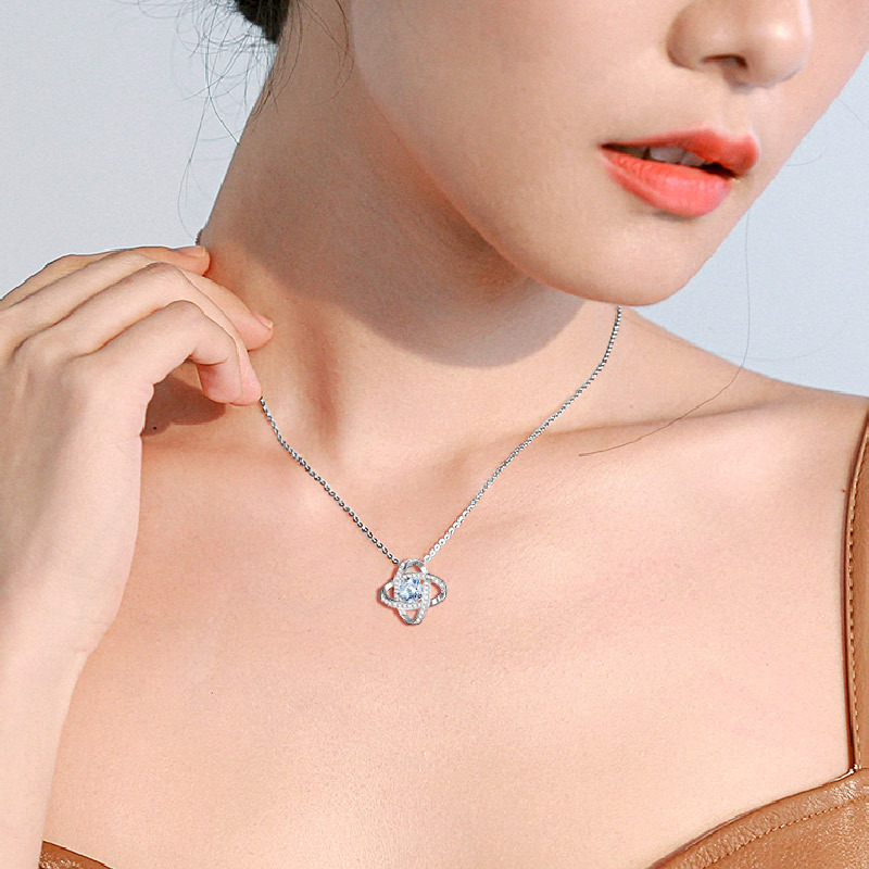 Collar pavé de trébol de cuatro hojas de la suerte
