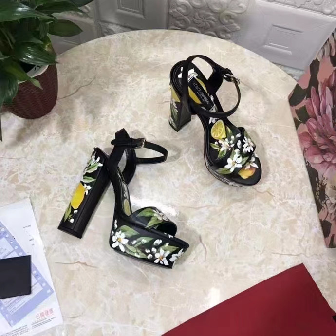 Botas geniales con patrón botánico y sandalias romanas elevadas