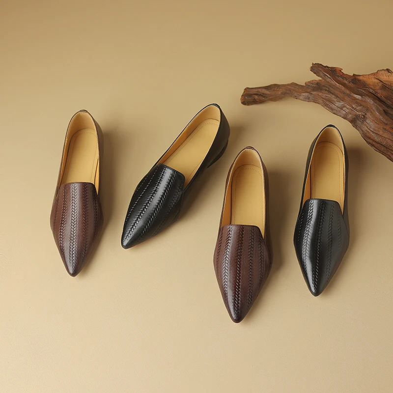 Zapatos de tacón kitten de piel de cordero premium con punta almendra