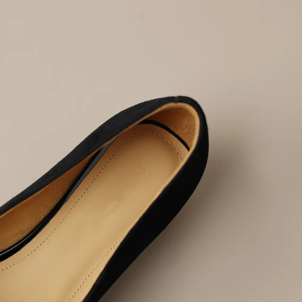 Zapato de tacón kitten liso con una sola tachuela en color almendra