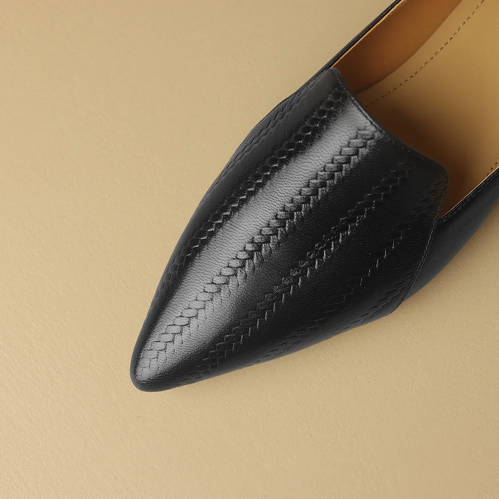 Zapatos de tacón kitten de piel de cordero premium con punta almendra