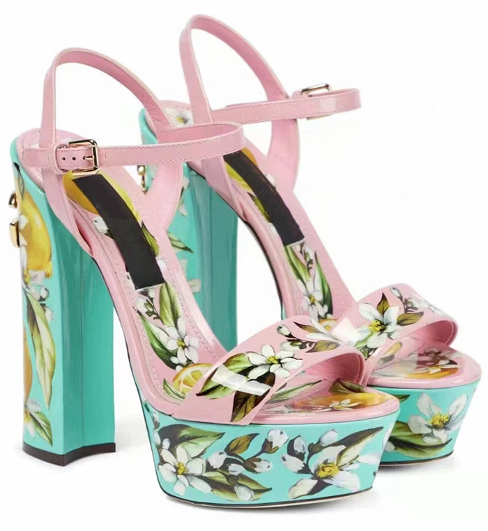 Botas geniales con patrón botánico y sandalias romanas elevadas