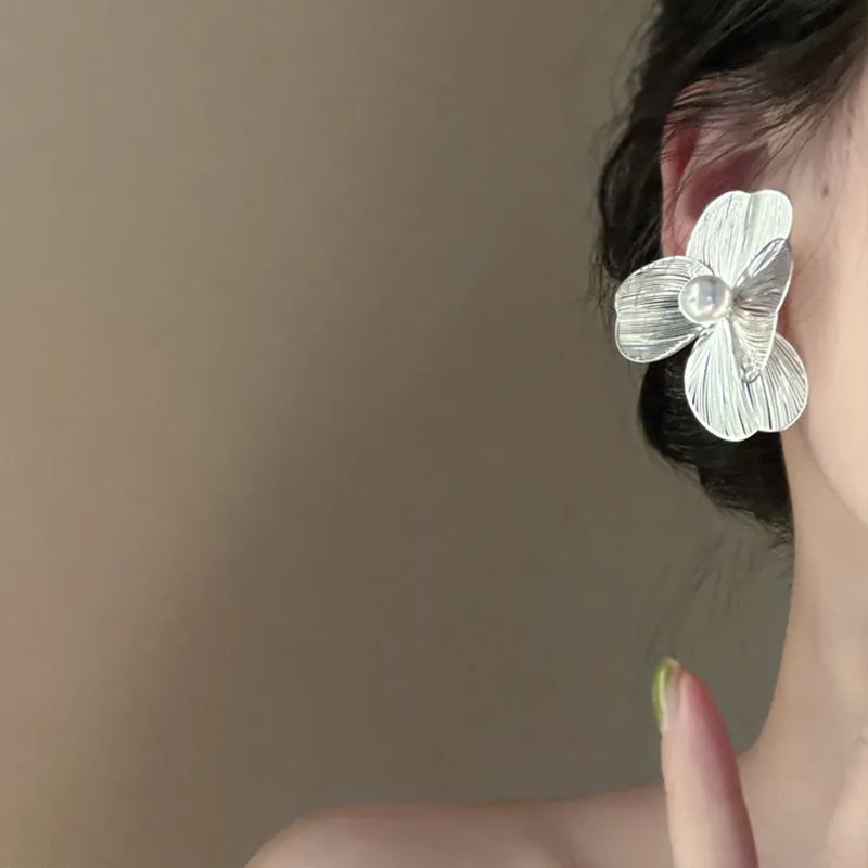 Aretes de cuentas florales de plata