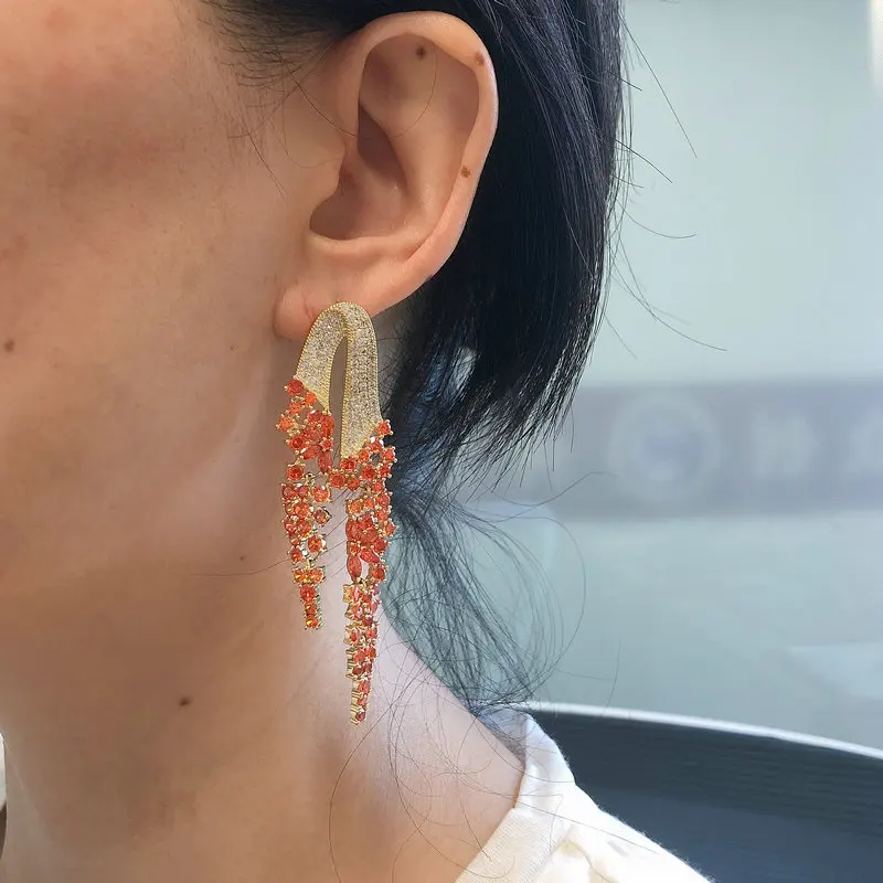 Aretes colgantes de flecos de circonita bañados en oro